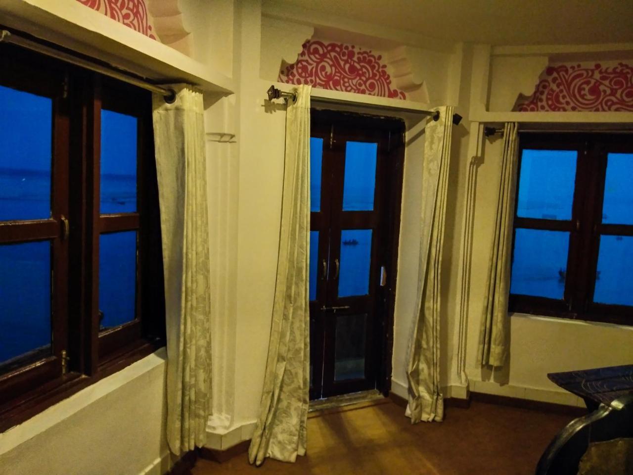 Dwivedi Hotels Hotel Elena Váránaszi Kültér fotó