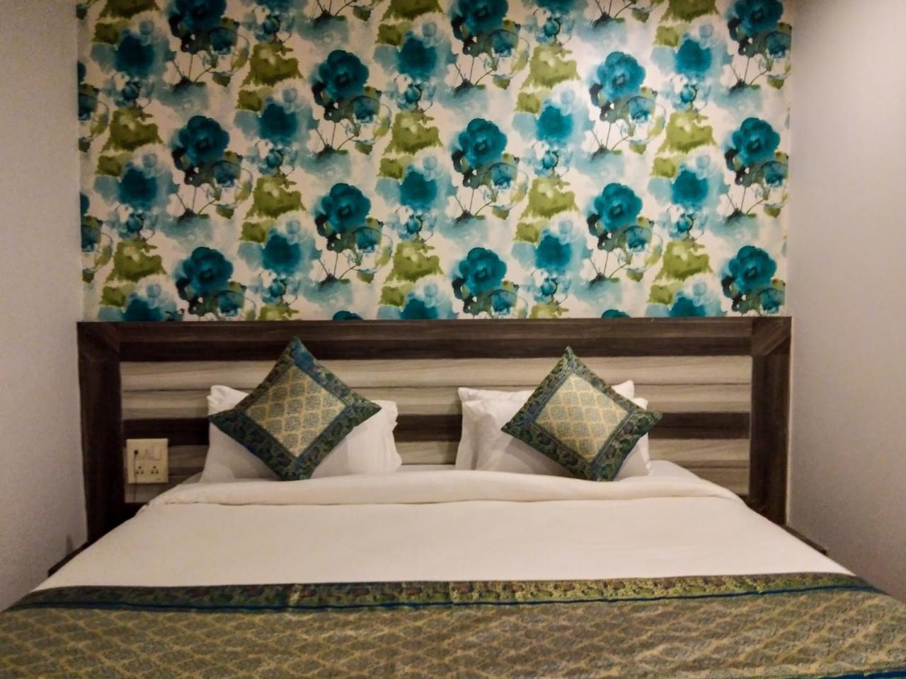 Dwivedi Hotels Hotel Elena Váránaszi Kültér fotó