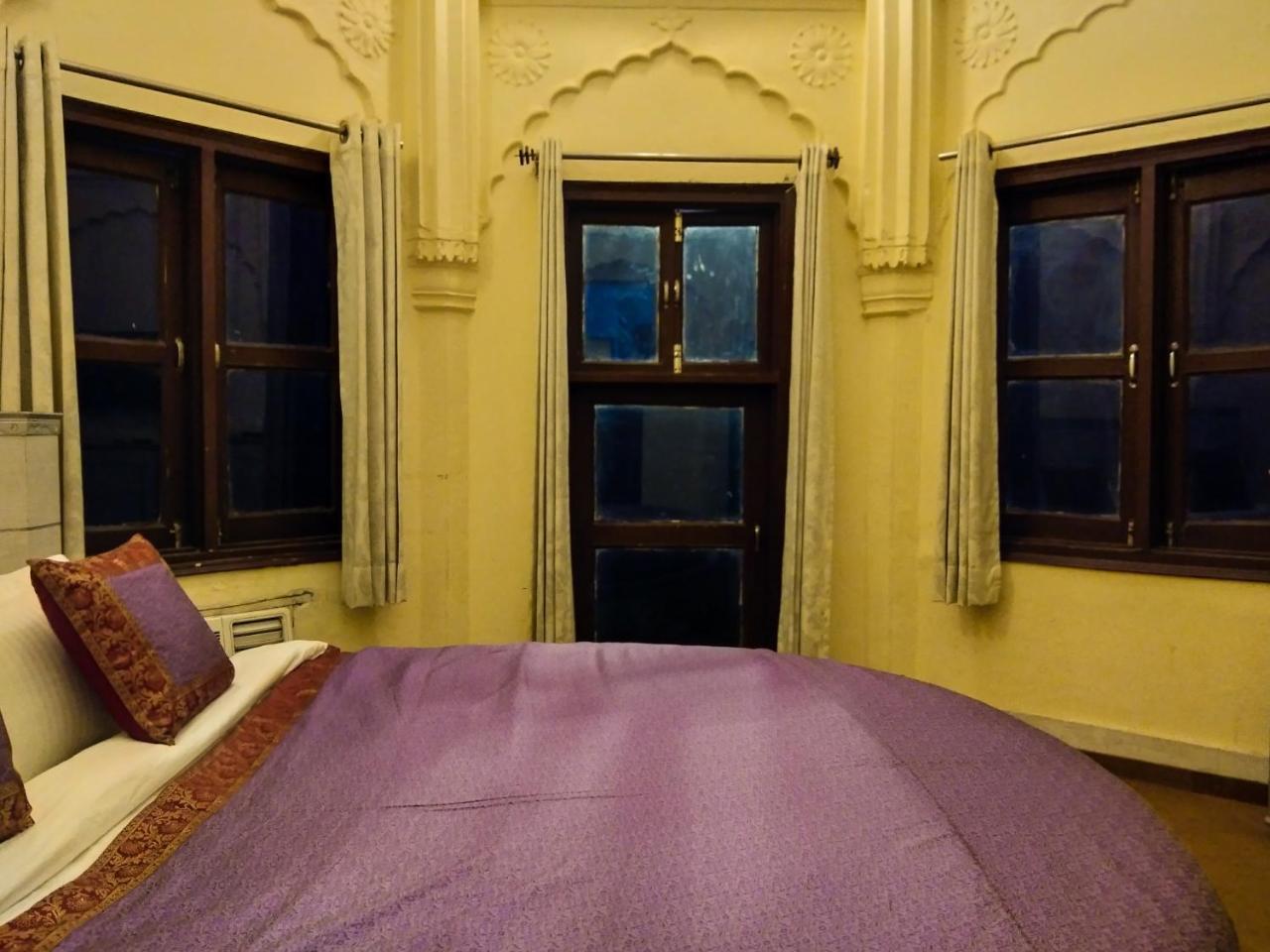 Dwivedi Hotels Hotel Elena Váránaszi Kültér fotó