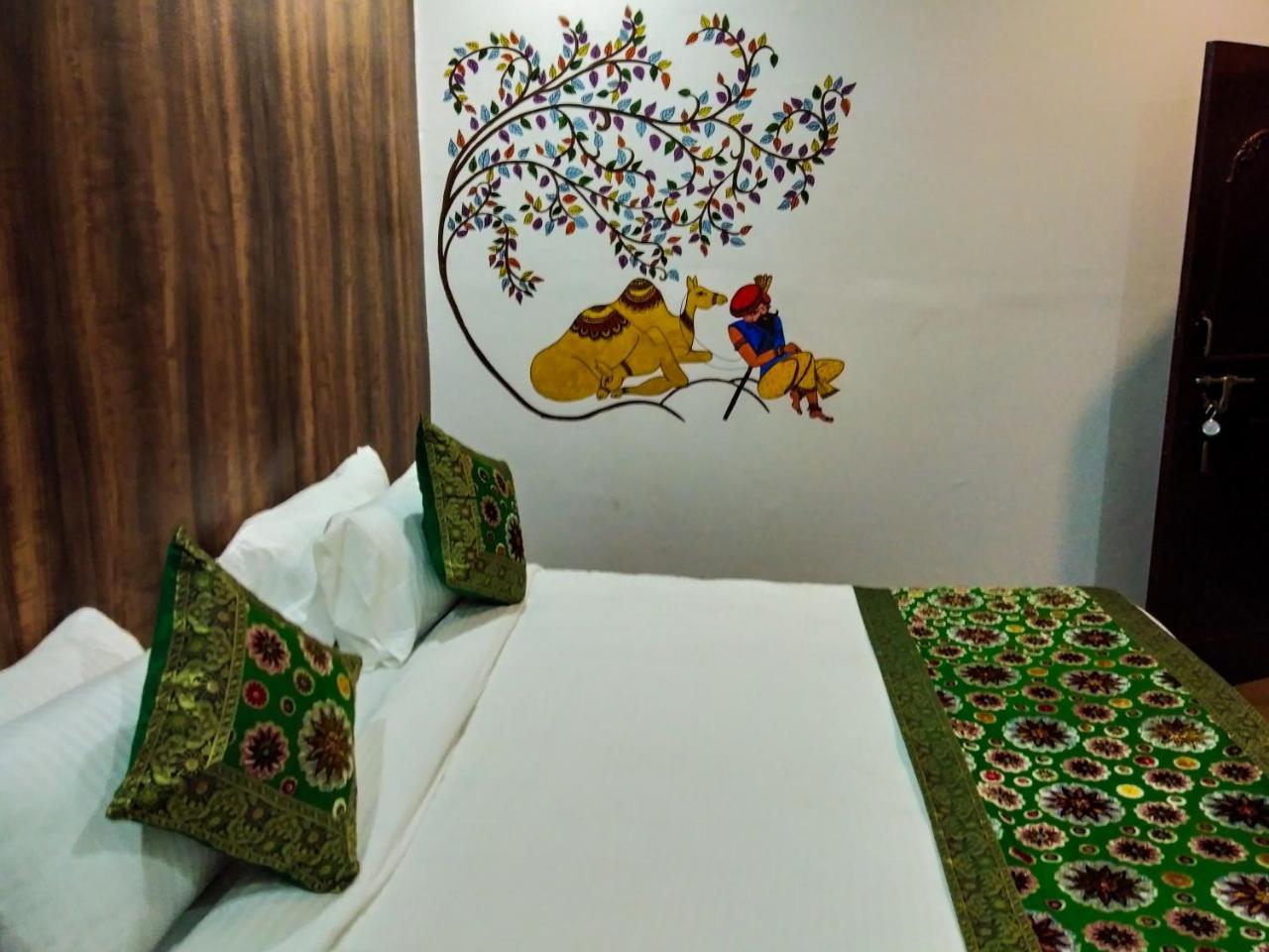 Dwivedi Hotels Hotel Elena Váránaszi Kültér fotó