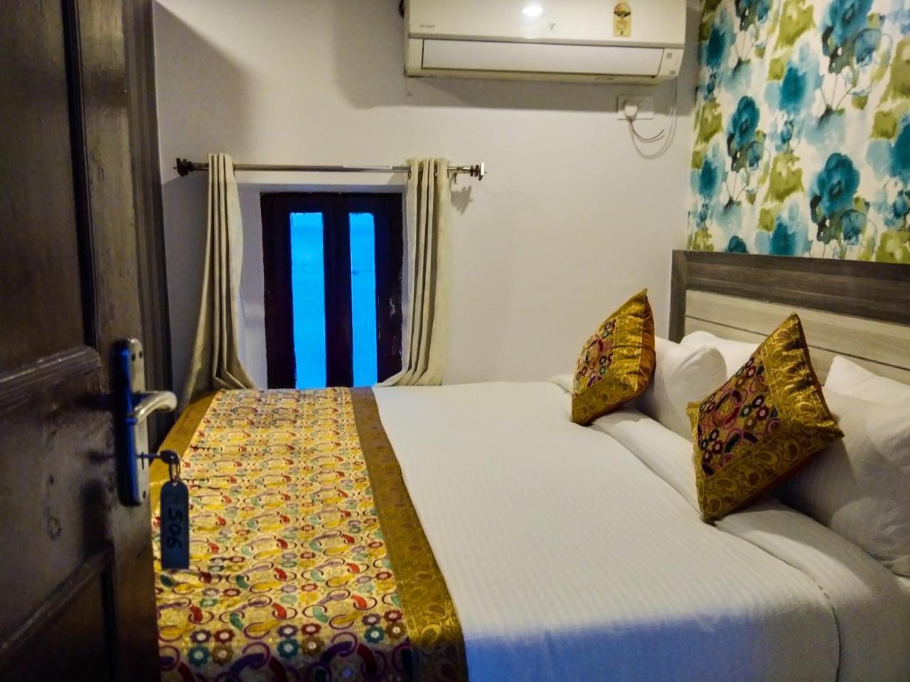 Dwivedi Hotels Hotel Elena Váránaszi Kültér fotó