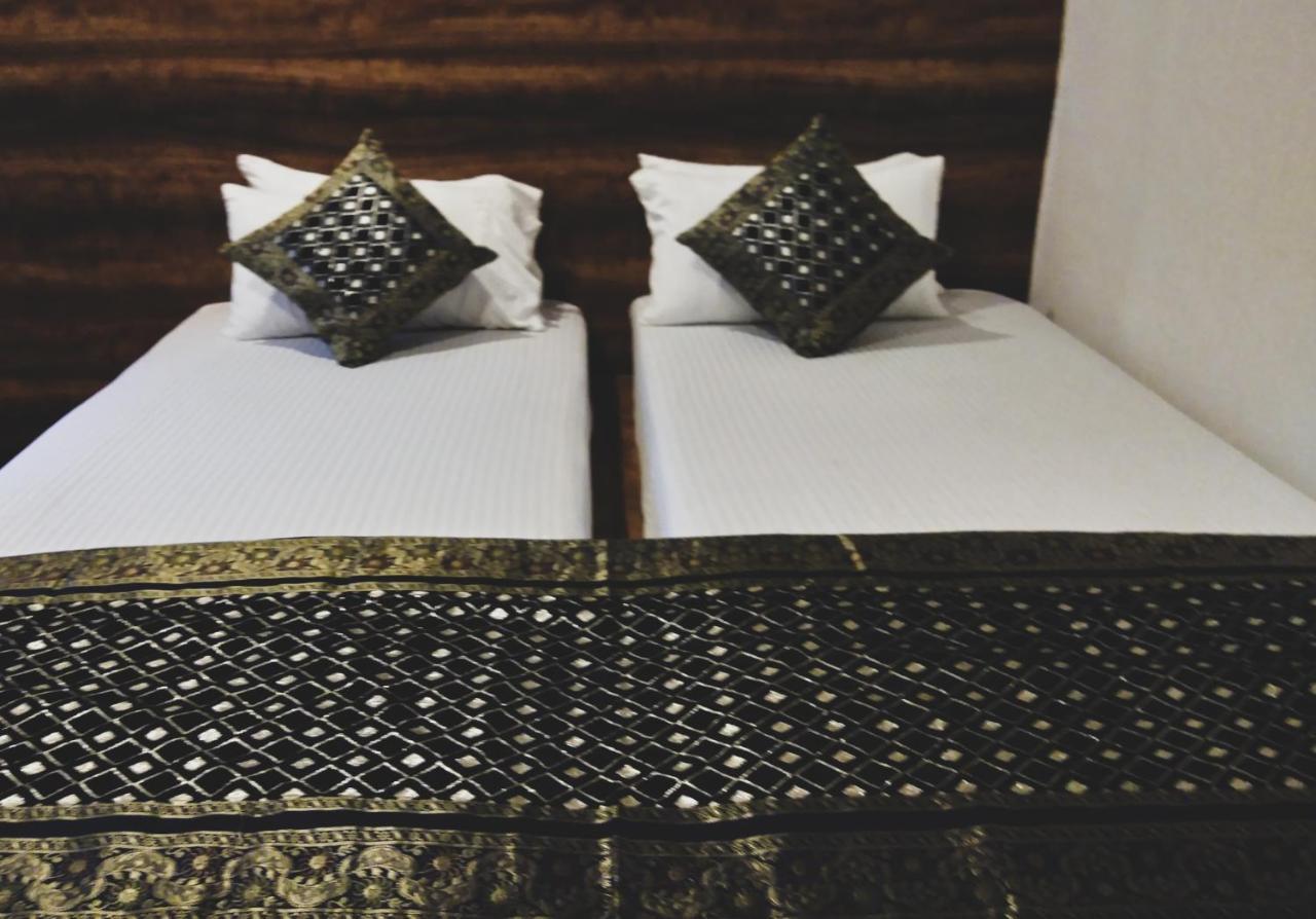Dwivedi Hotels Hotel Elena Váránaszi Kültér fotó