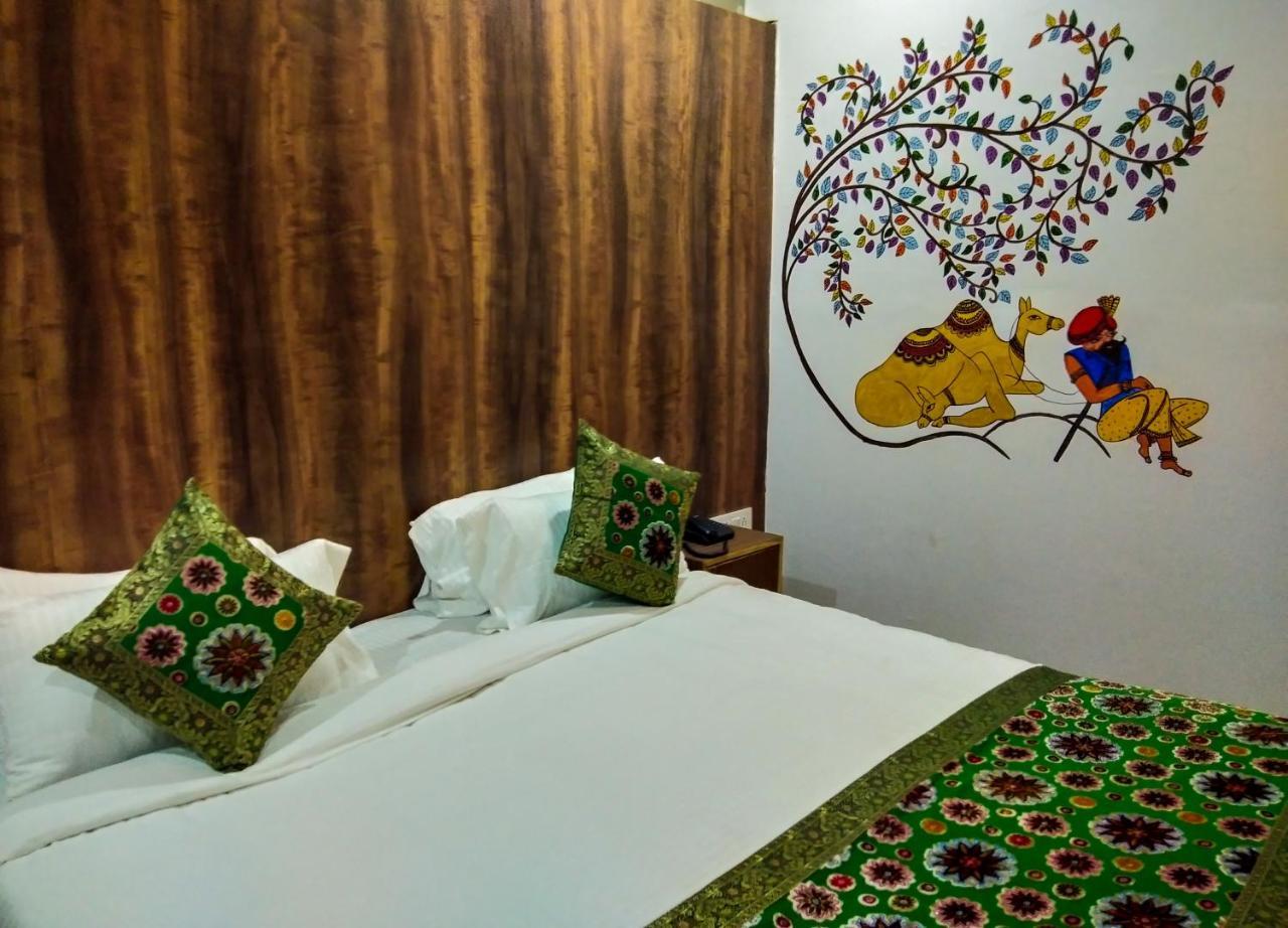 Dwivedi Hotels Hotel Elena Váránaszi Kültér fotó