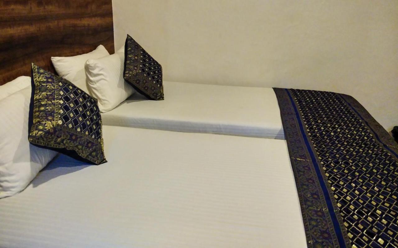 Dwivedi Hotels Hotel Elena Váránaszi Kültér fotó