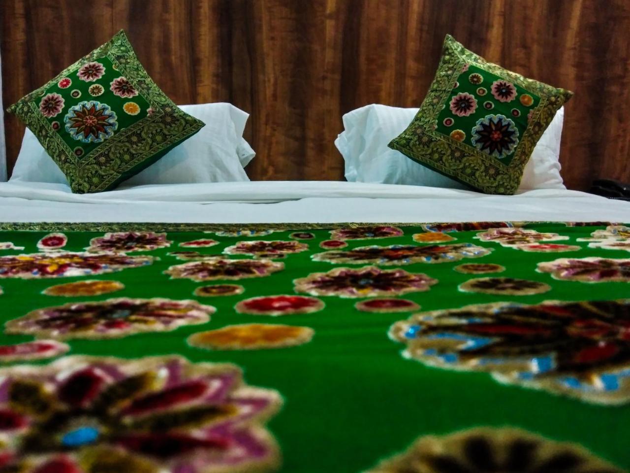 Dwivedi Hotels Hotel Elena Váránaszi Kültér fotó