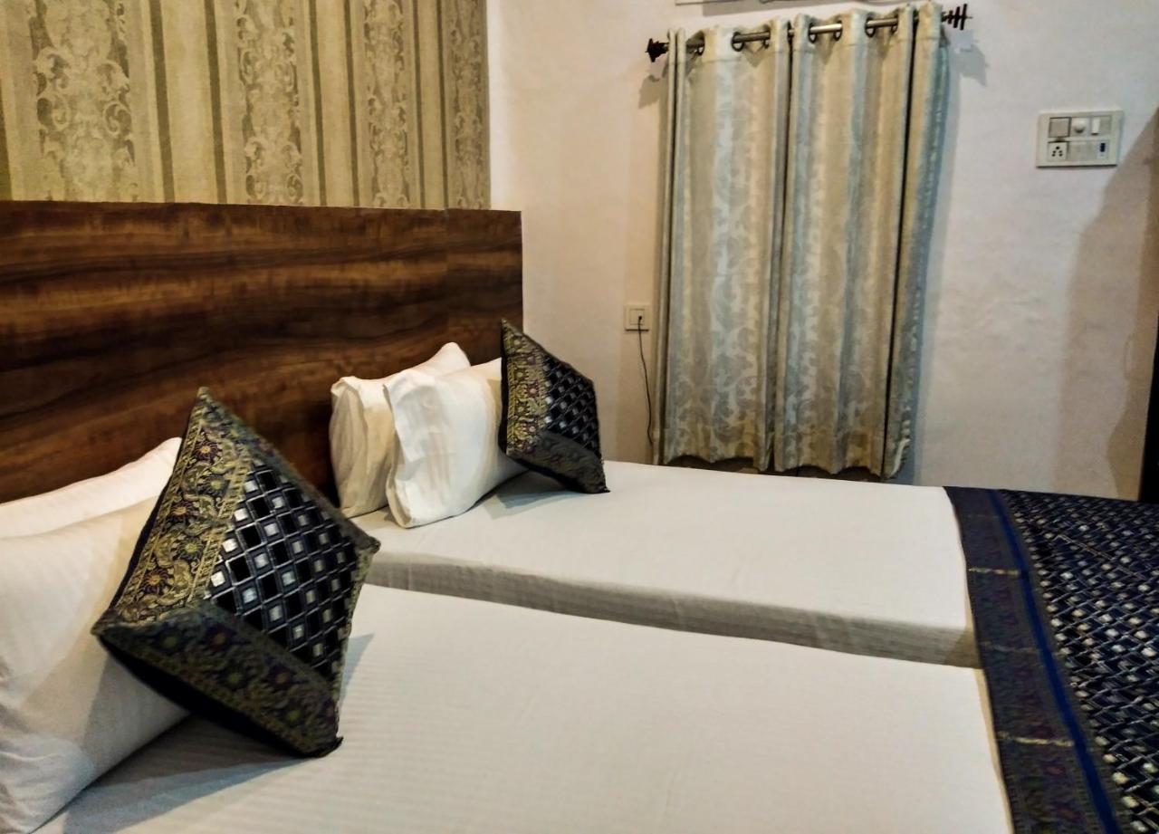 Dwivedi Hotels Hotel Elena Váránaszi Kültér fotó
